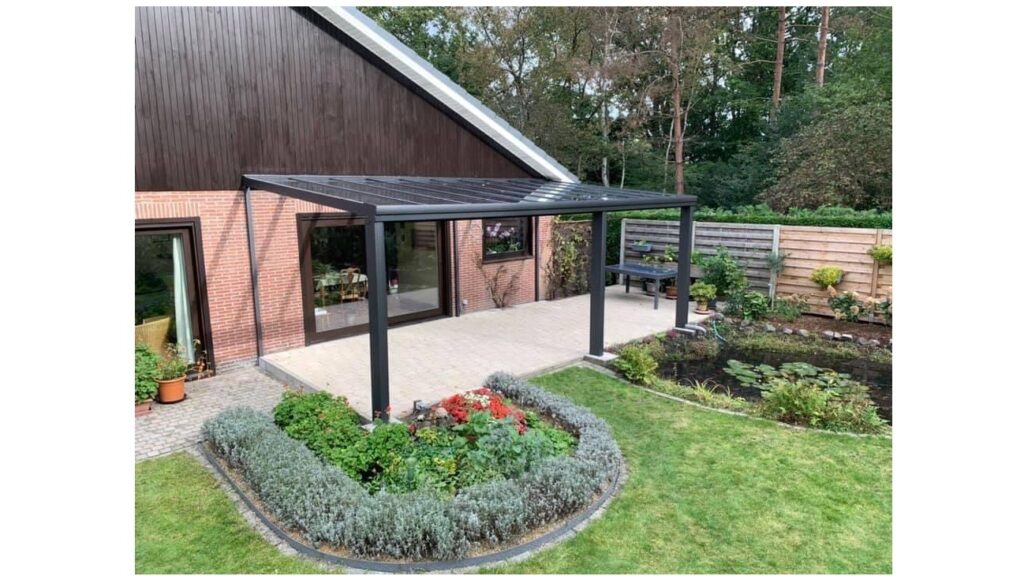 Terrasoverkapping met glas op het dak