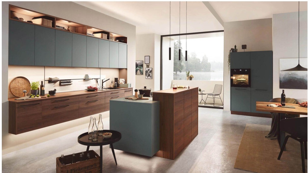 In het ongewisse LARA / EDDA Noten en matte oppervlakken in donkere nuances zijn contrastrijk en prachtig gecomponeerd.