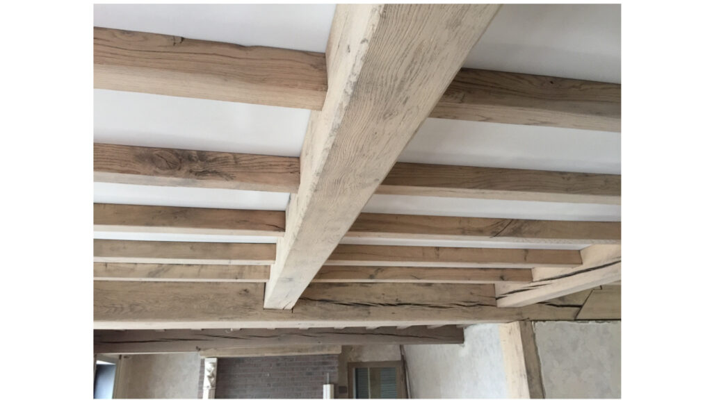 Balken en plafonds van donker naar licht hout