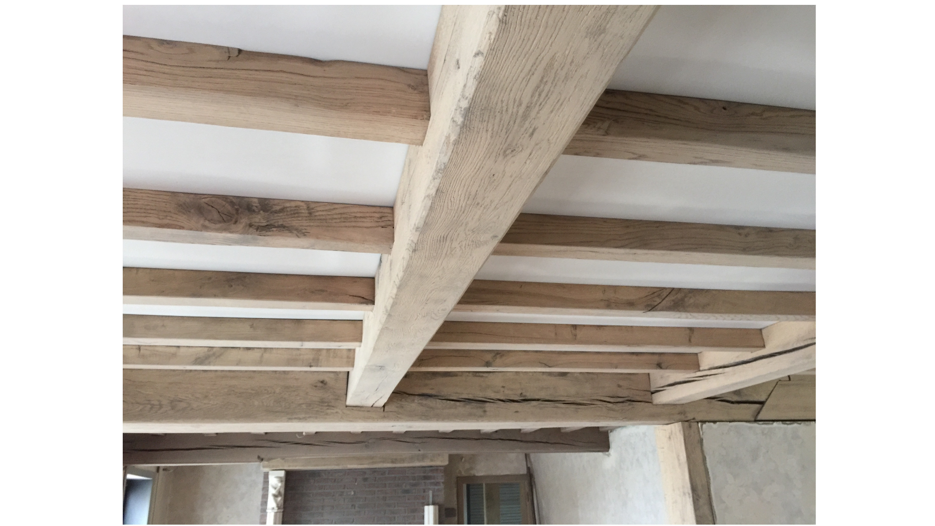 Balken en plafonds van donker naar licht hout