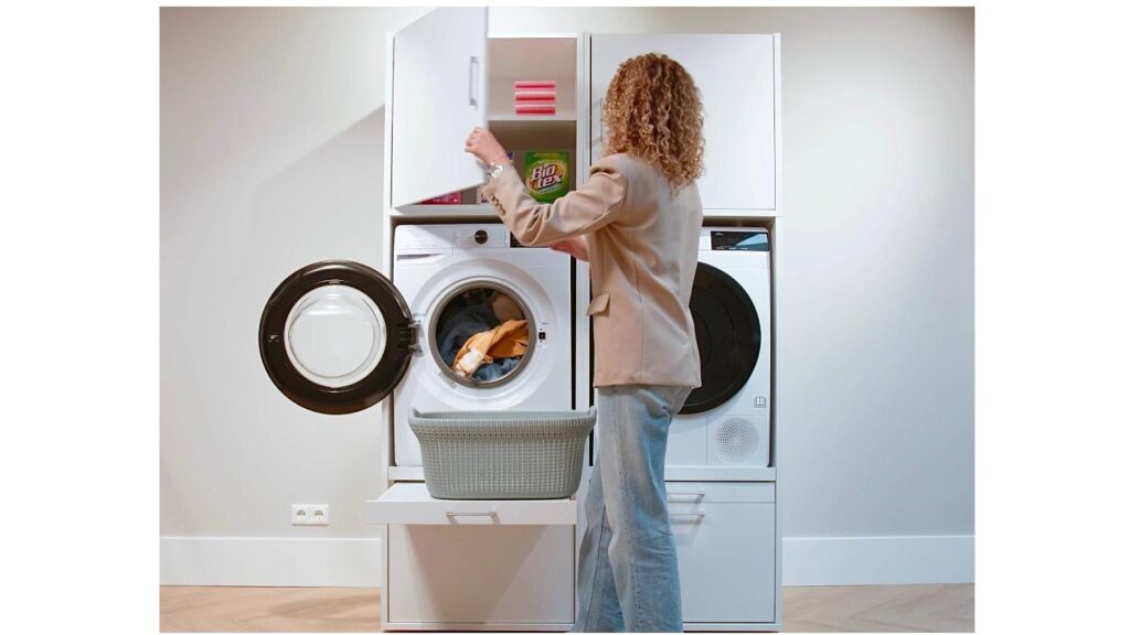 Wasmachine en droogkast naast elkaar