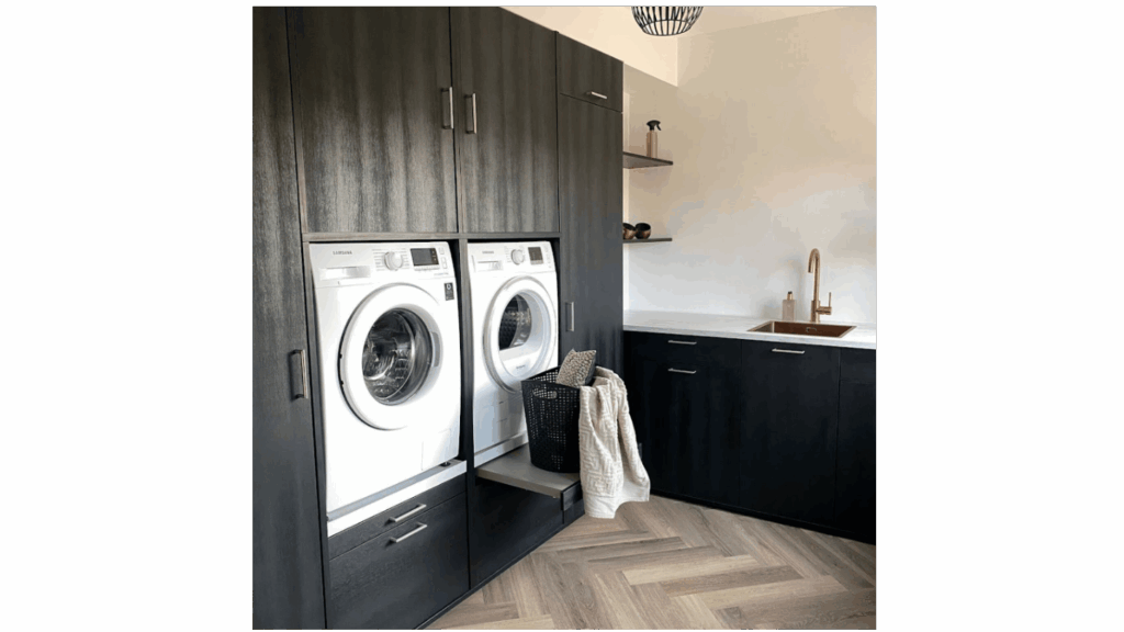 Zwarte wasmachine kast