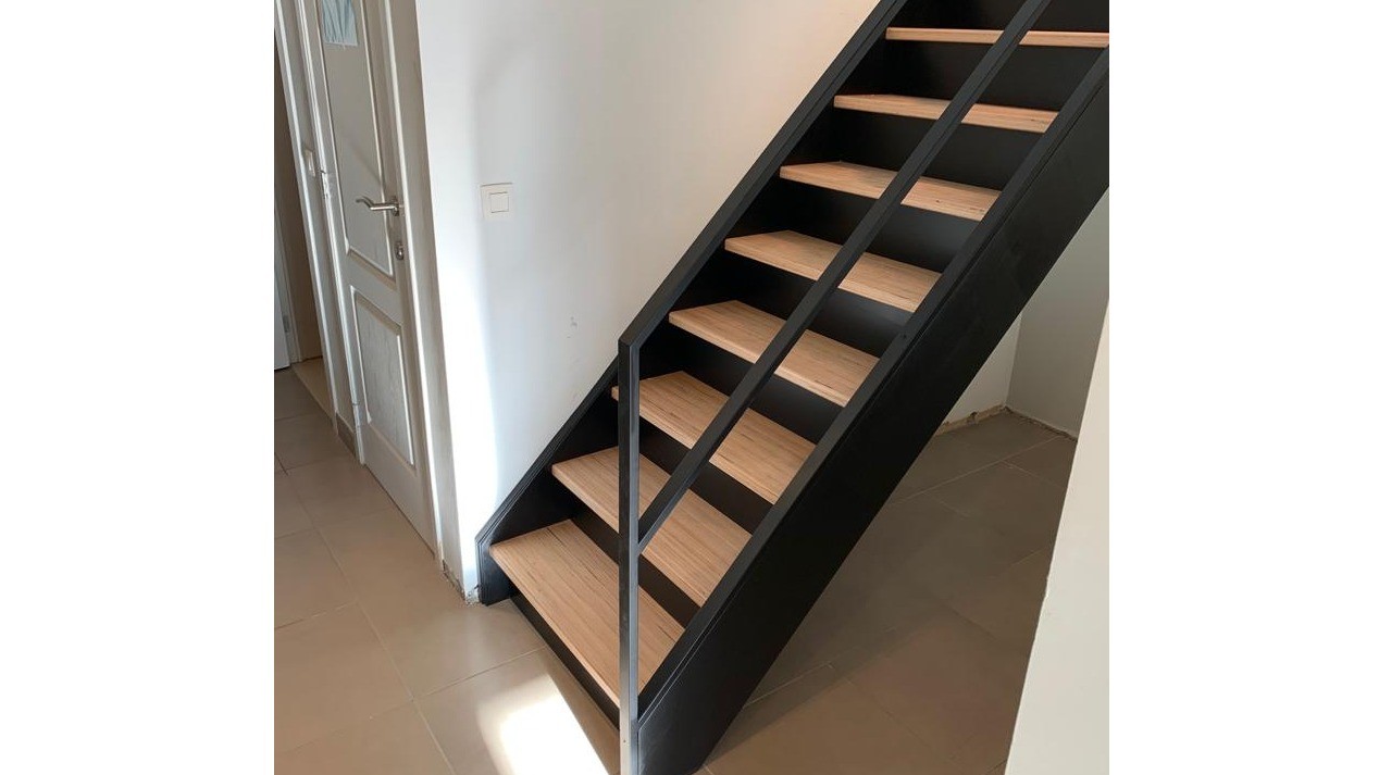 Trappen Platjouw: rechte trap in Baubuche met zwart gelakte wangen en stalen balustrade
