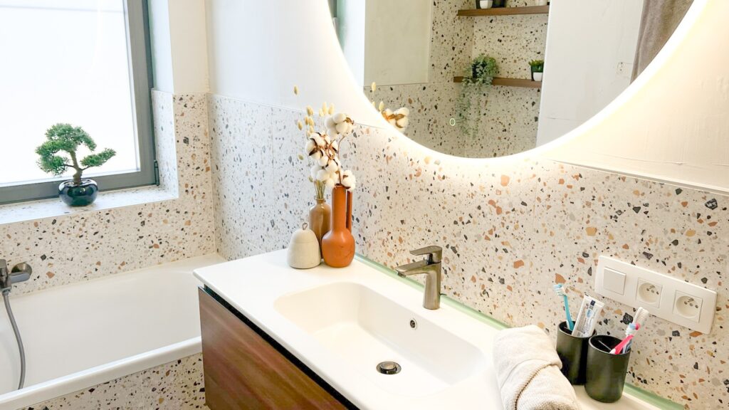 Badkamerrenovatie met terrazzo tegels en bad