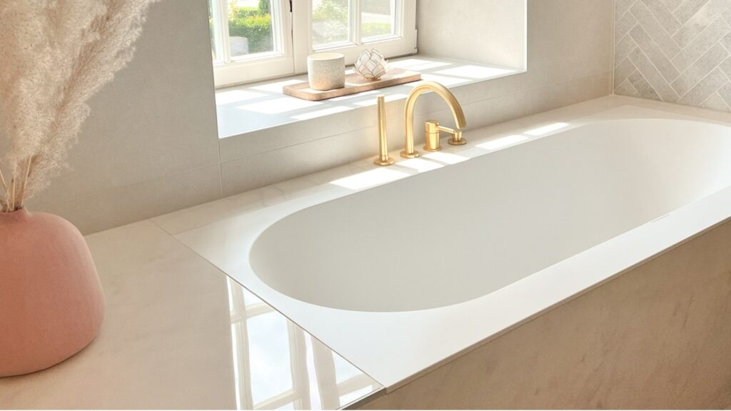 Hippe badkamer met marmer en goudaccenten