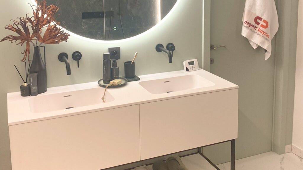 Groene marmer met zwarte accenten; een geslaagde badkamerrenovatie