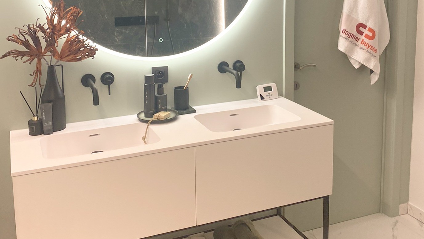 Groene marmer met zwarte accenten; een geslaagde badkamerrenovatie