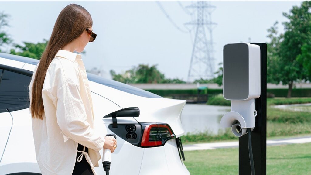Elektrisch rijden en zonnepanelen: een slimme combinatie?