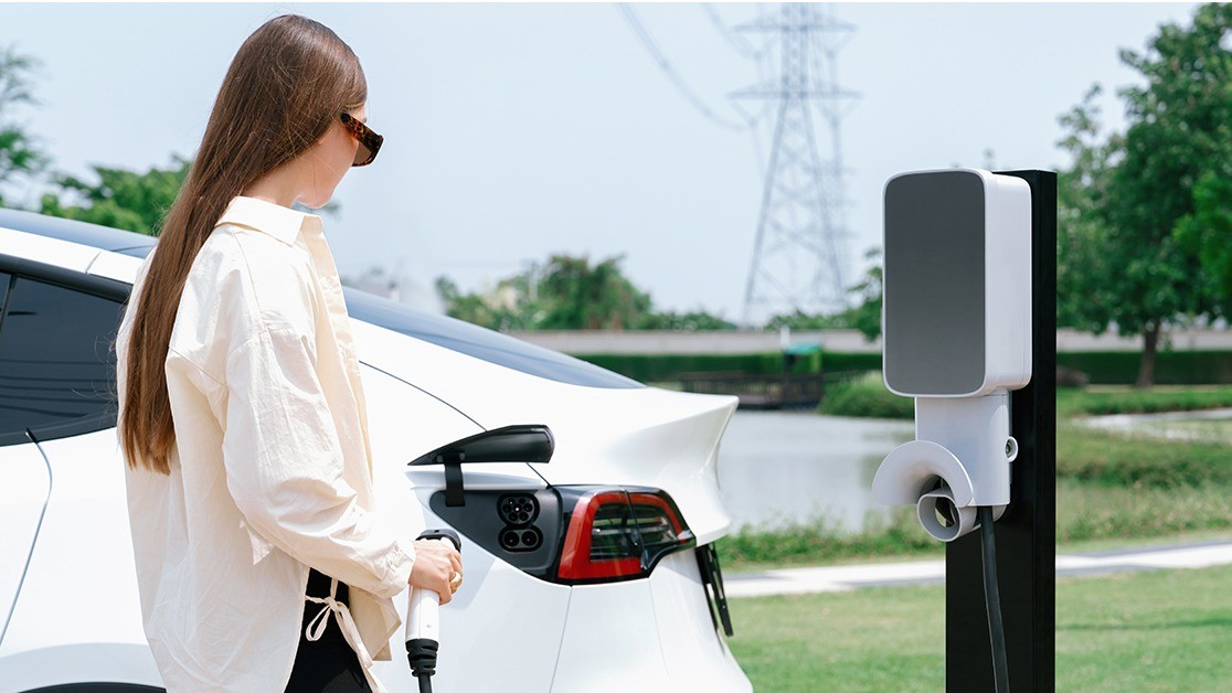Elektrisch rijden en zonnepanelen: een slimme combinatie?