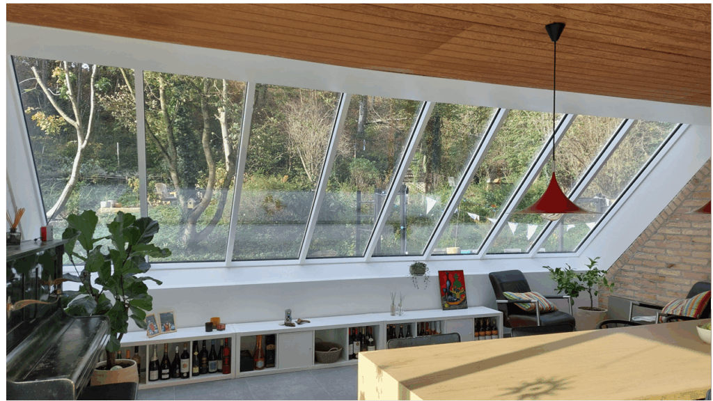 lichtstraat in hellend dak