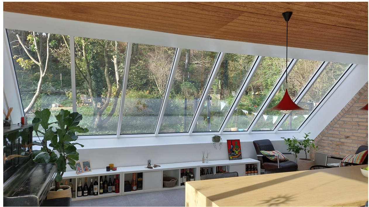 lichtstraat in hellend dak