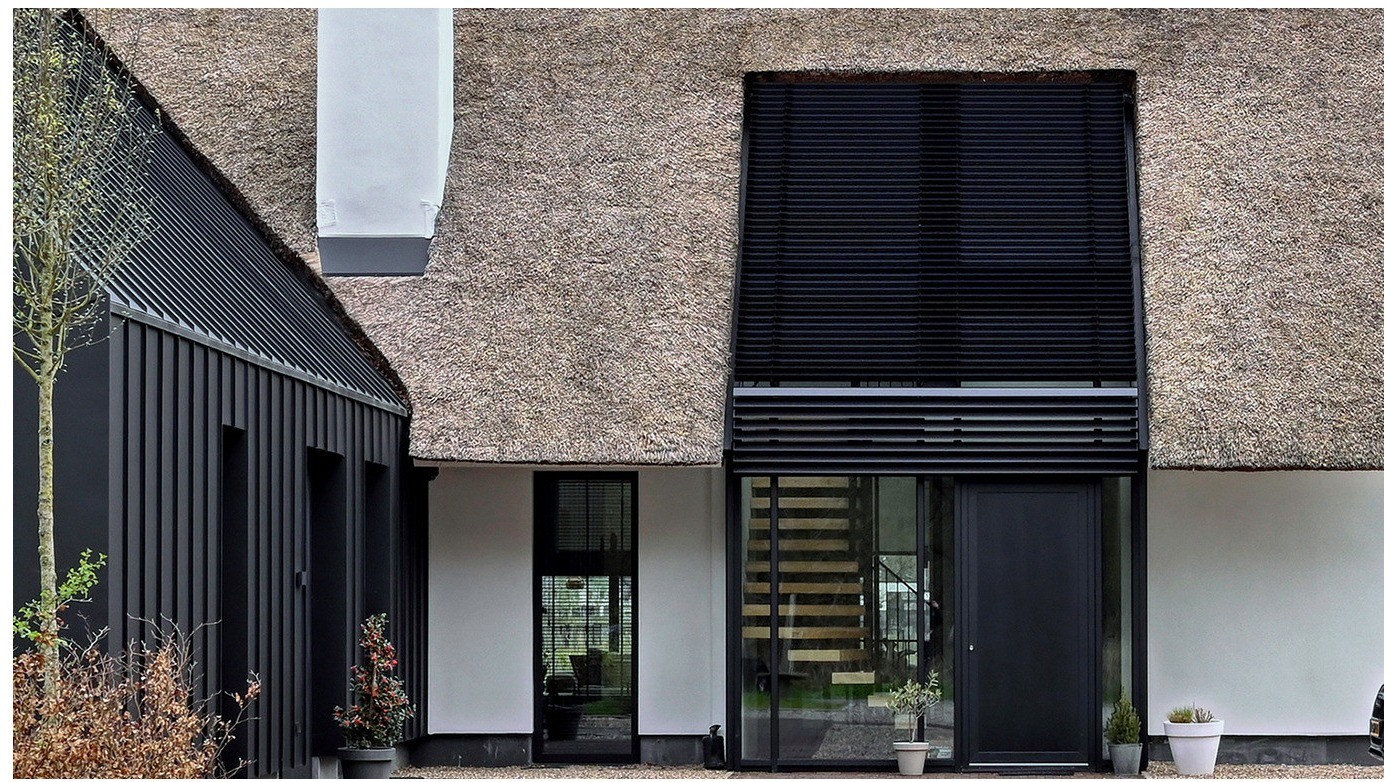 Kantelbare daklamellen gaan vloeiend over in zonwering boven de inkom