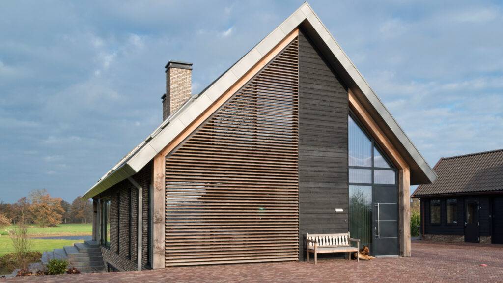 Kantelbare houten lamellen sluiten naadloos aan bij schuine topgevel