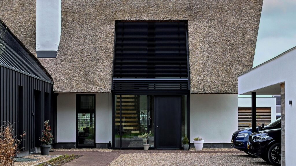 Kantelbare daklamellen gaan vloeiend over in zonwering boven de inkom