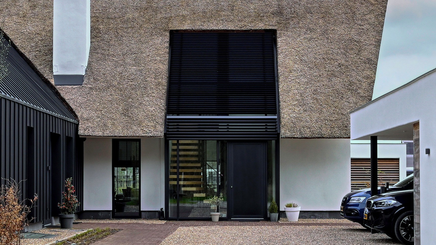 Kantelbare daklamellen gaan vloeiend over in zonwering boven de inkom