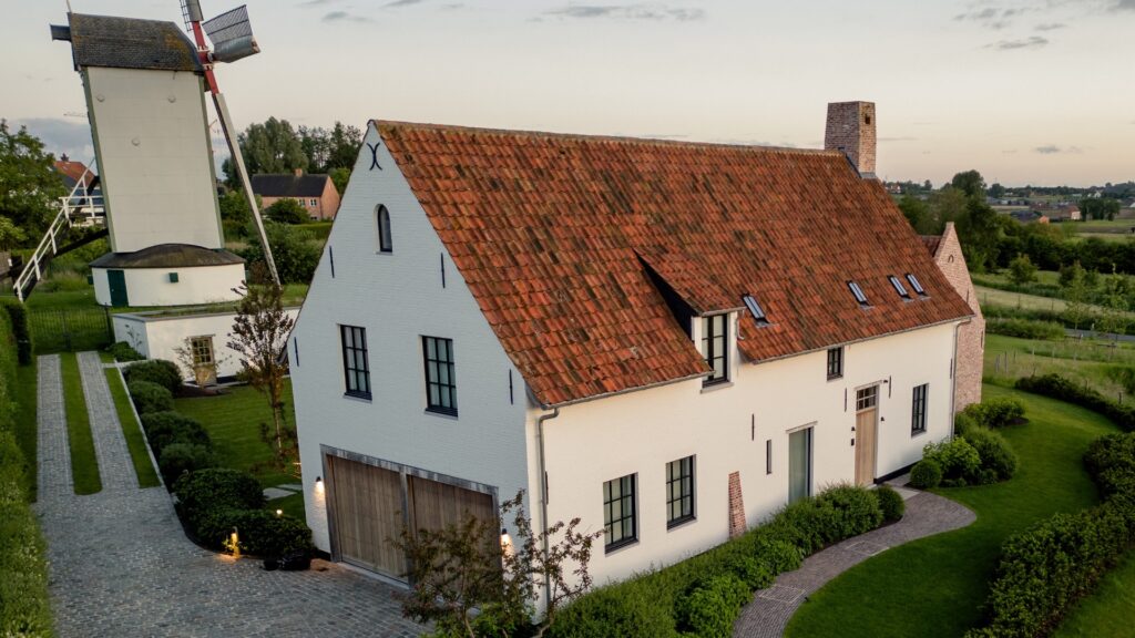 Landelijke nieuwbouwwoning met integratie oude molen in tuin