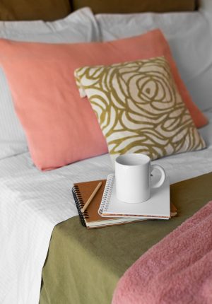 Bed met patroon kussen