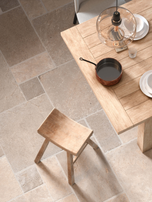 Natuursteen vloer met krukje