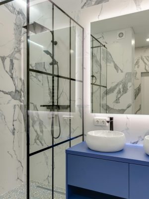 Douchewand met blauw accent