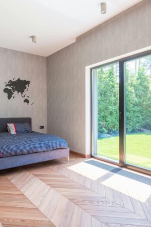 Glazen groot raam met zicht op tuin