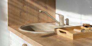 Beige kraan in de keuken