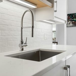 Hoge sproei kraan in de keuken