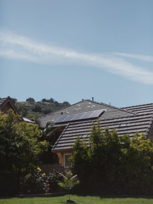 Zonnepanelen op dak van een huis Zonnepanelen op dak van een huis