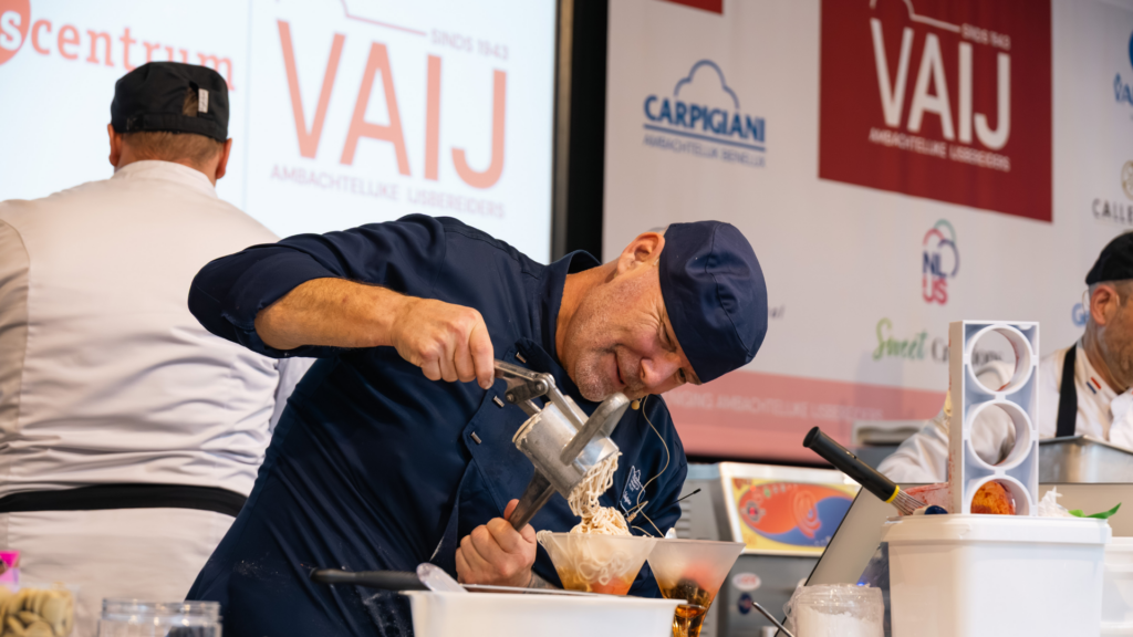 Chef perst verse noedels tijdens culinaire demonstratie