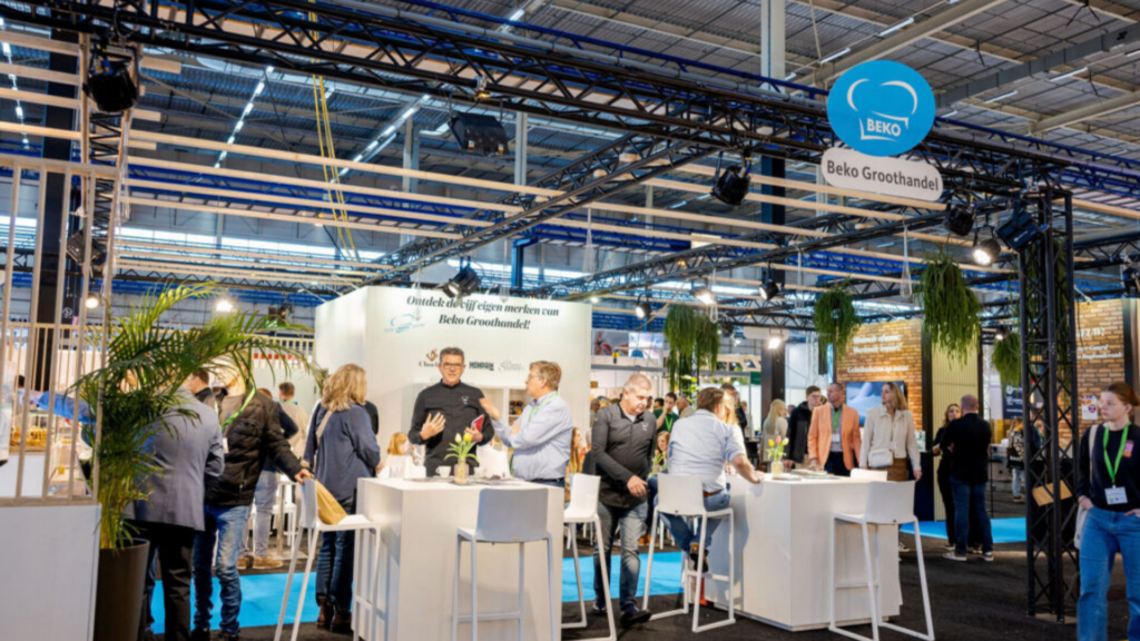 Bezoekers bij de stand van Beko Groothandel op een beurs