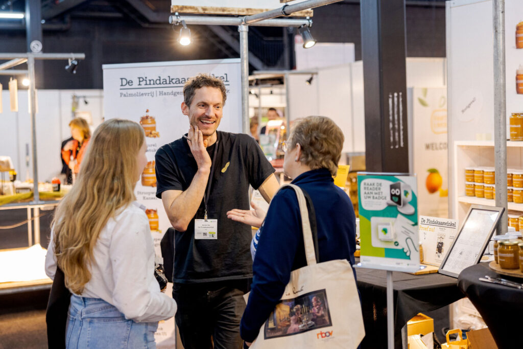 Exposant praat met bezoeker op Marktplein Bakkersvakbeurs