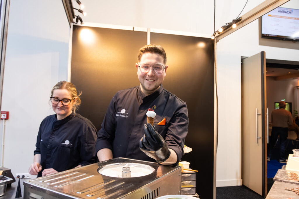 Chef presenteert ijshoorn met suikerspin op beursstand