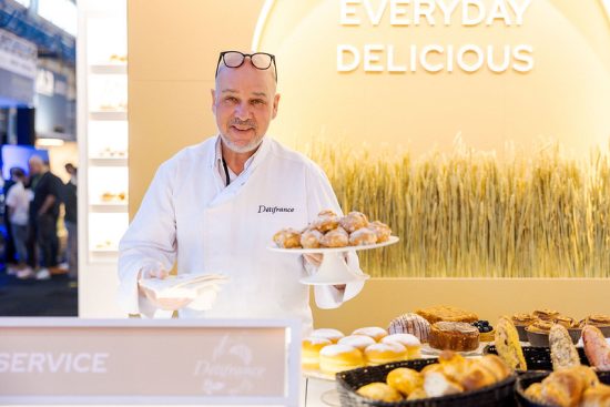 Bakker presenteert gebak en brood op beursstand Innovatiezone