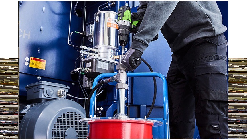 Applying grease with a cordless screwdriver instead of a hand press