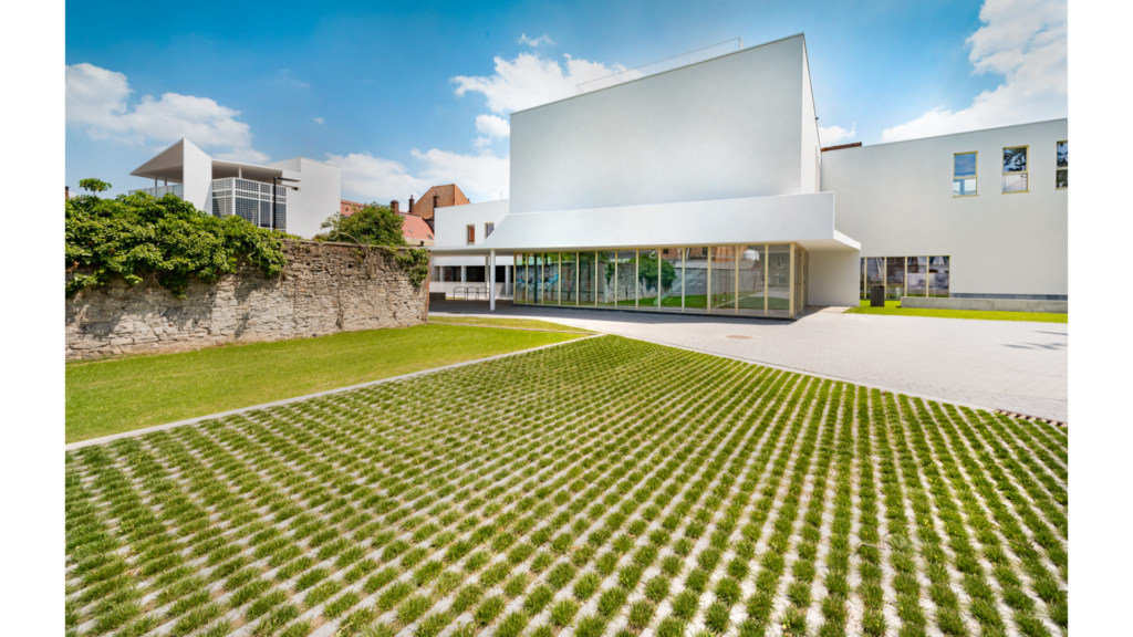 Groenbestrating: Square, Hydro Lineo, Mirum + Greenbrick