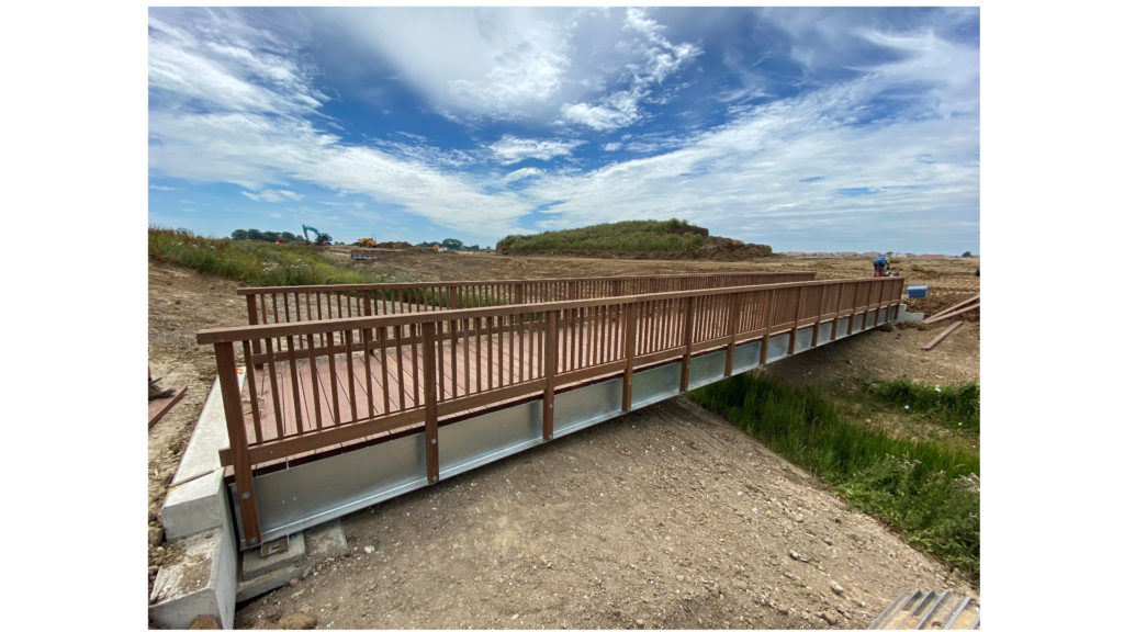Brug met stalen liggers en hout leuning