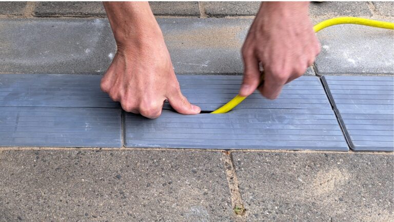 EV-kabelgoottegel. Voorkomt struikelgevaar laadkabels.