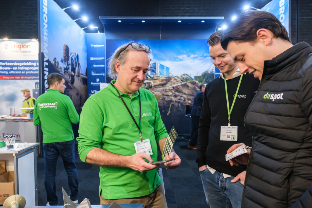 Bezoekers en exposanten in gesprek op infra relatiedagen
