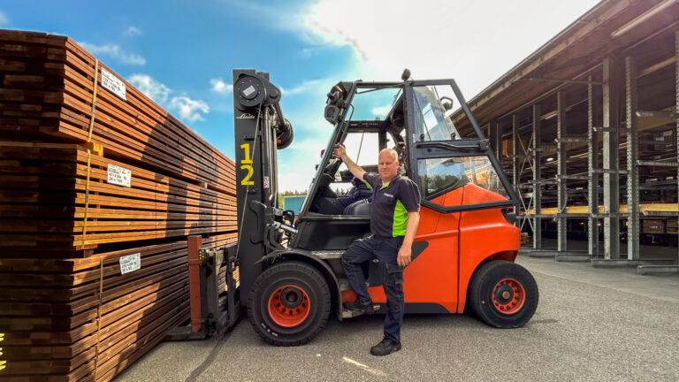 Hout lossen, controleren en opslaan? Laat dat maar aan Harry over