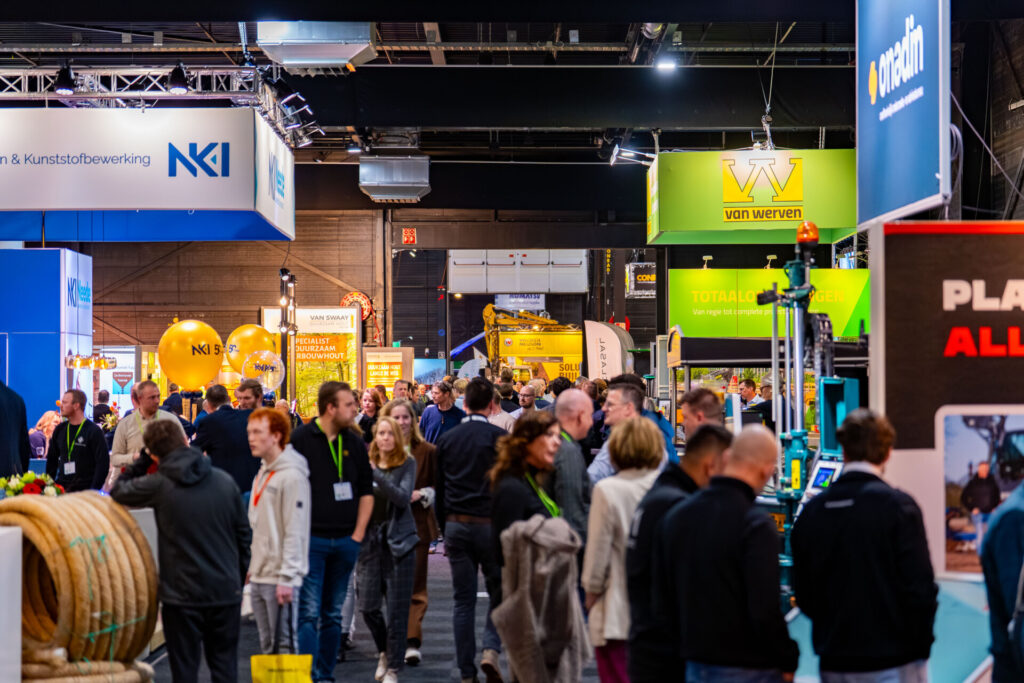 Drukke bezoekersgang op industriële vakbeurs