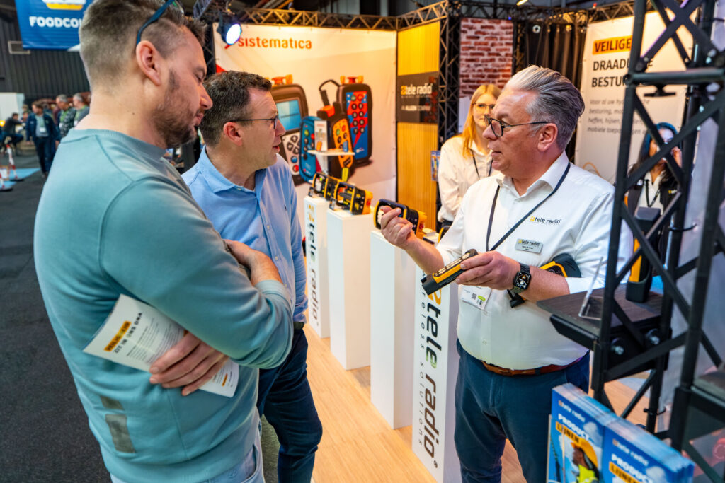 Demonstratie van draadloze industriële afstandsbedieningen op vakbeurs
