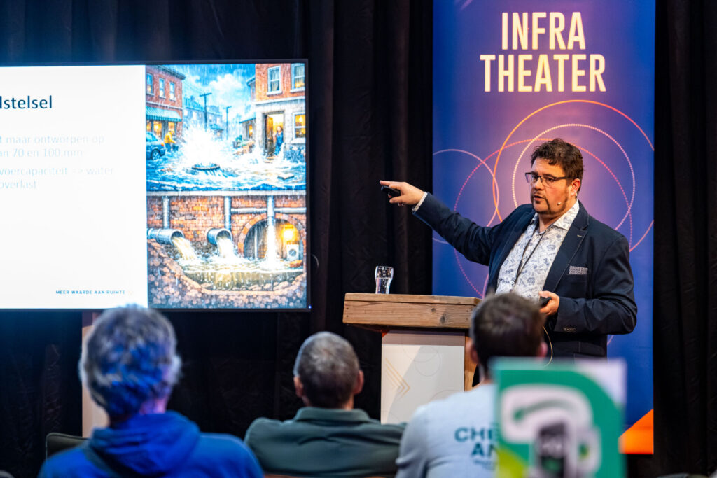 Spreker presenteert wateroverlastoplossingen in Infratheater