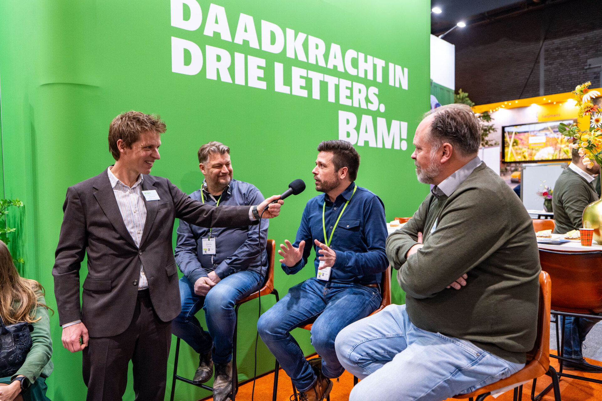 Interview met drie mannen op beursstand