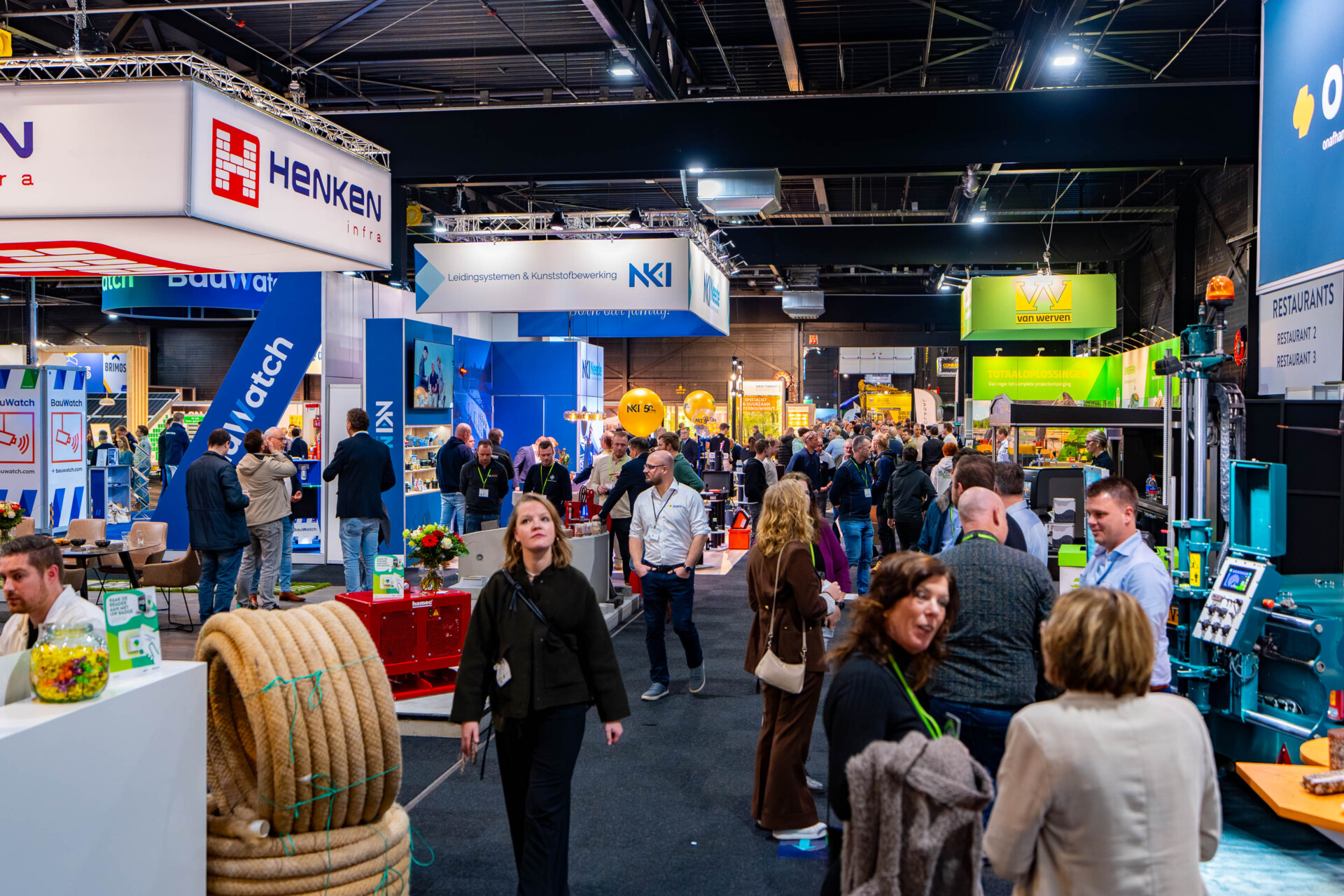 Drukke vakbeurs met bezoekers en bedrijfsstands