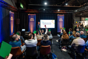 Publiek stemt met kaarten in het Infra Theater