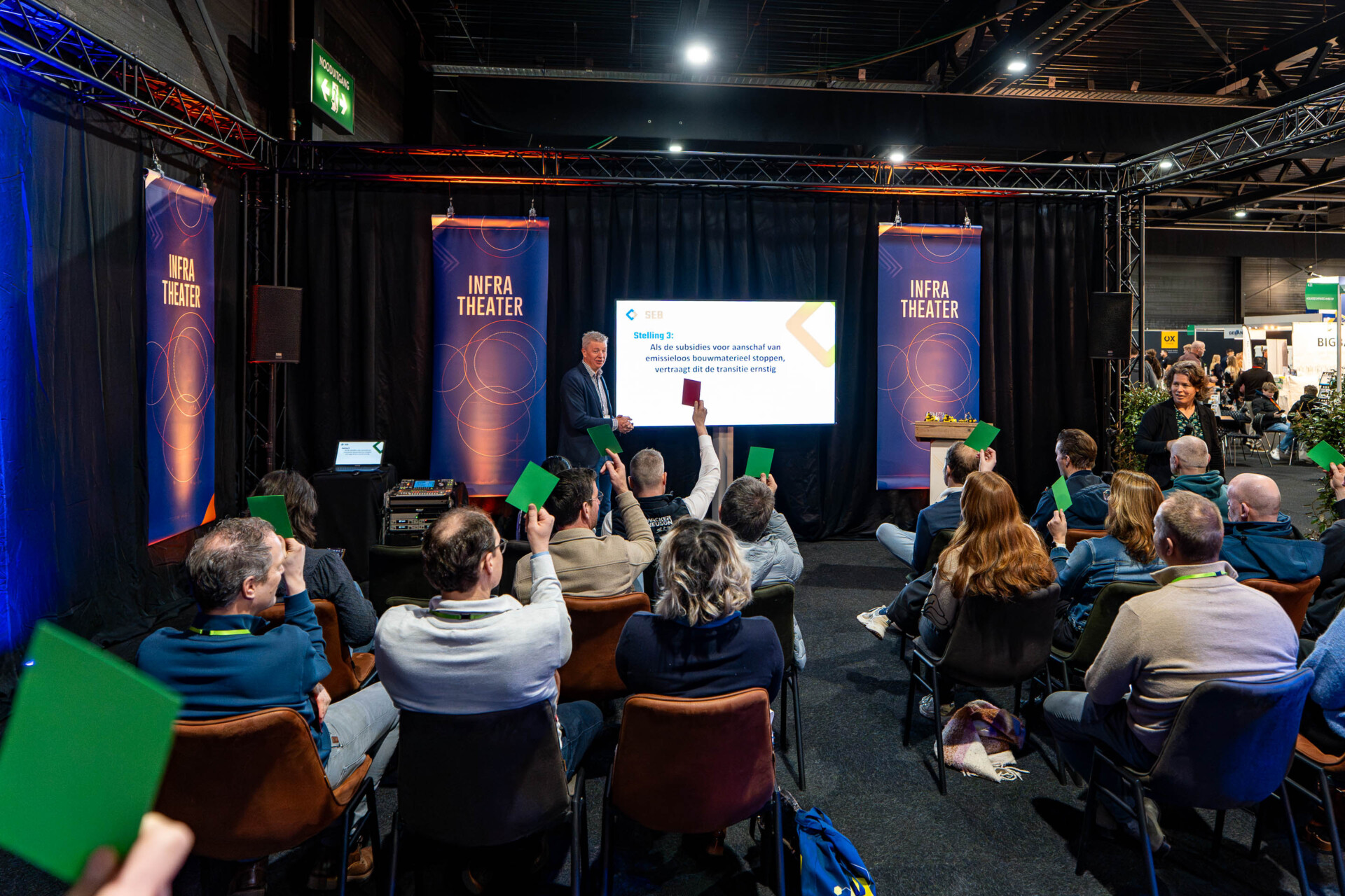 Publiek stemt met kaarten in het Infra Theater