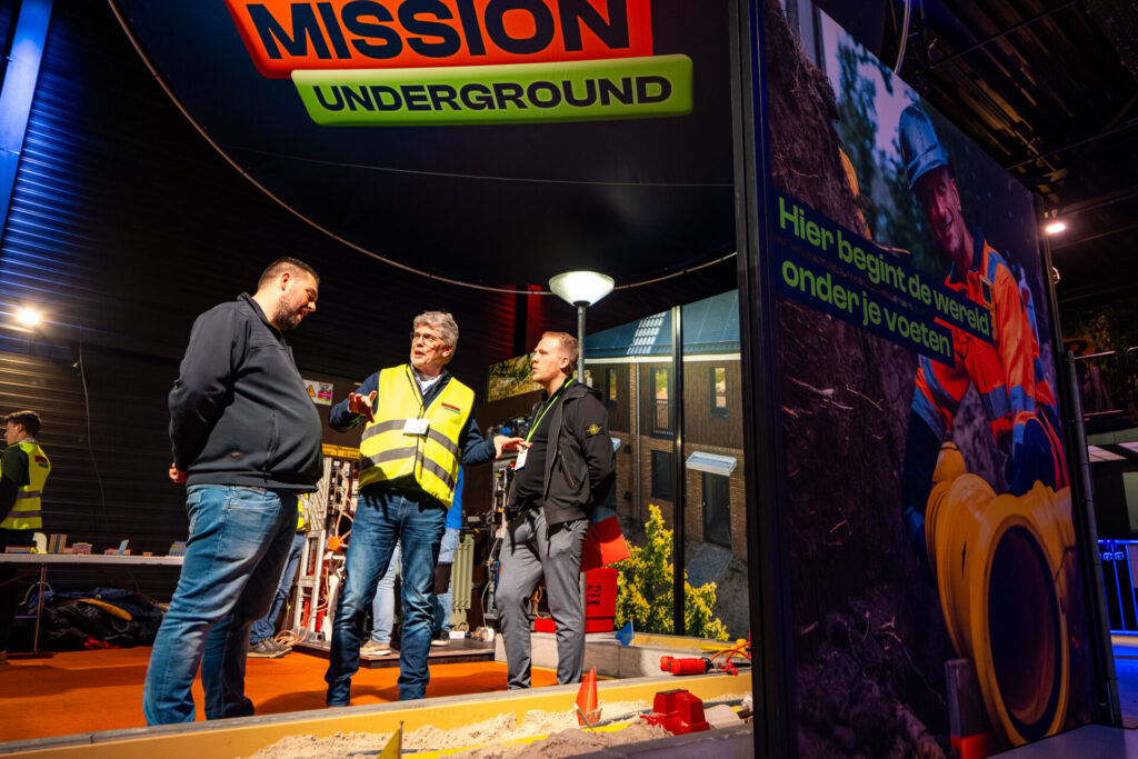 Bezoekers bij Mission Underground-stand op vakbeurs
