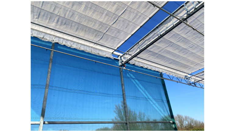 Outdoor screens with sun protection cloth and shade cloths Optimal climate control all year round, the heat in the summer stays outside the greenhouse. Insulating effect: they keep the cold outside. Energy saving.