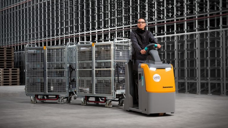 EZS 130 electric tow tractor