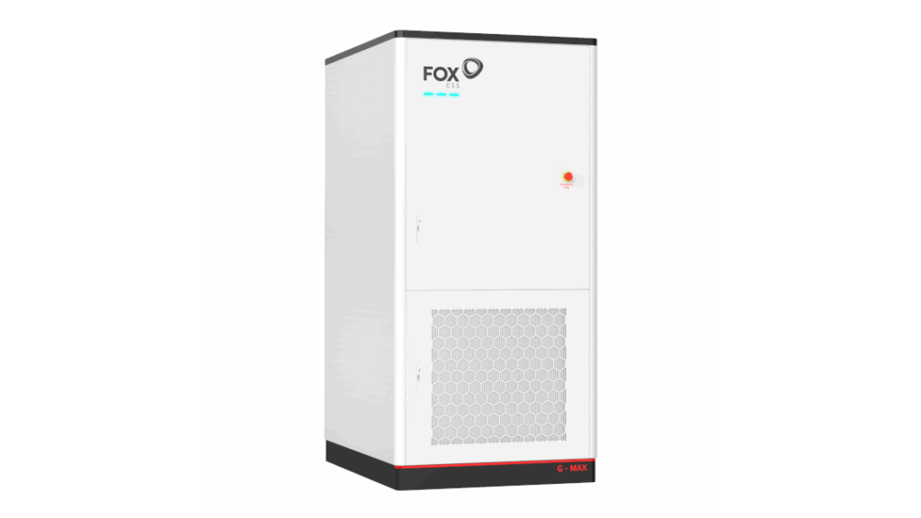 De Fox ESS G-Max is een robuust all-in-one systeem: batterij, omvormer, koeling en beveiliging in één kant-en-klare behuizing. Klaar voor plaatsing, schaalbaar en ontworpen voor intensief zakelijk gebruik.