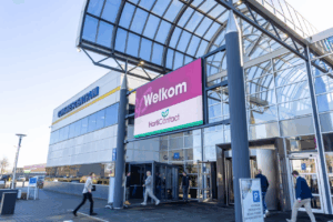 Entree van congrescentrum met HortiContact-welkomstbord